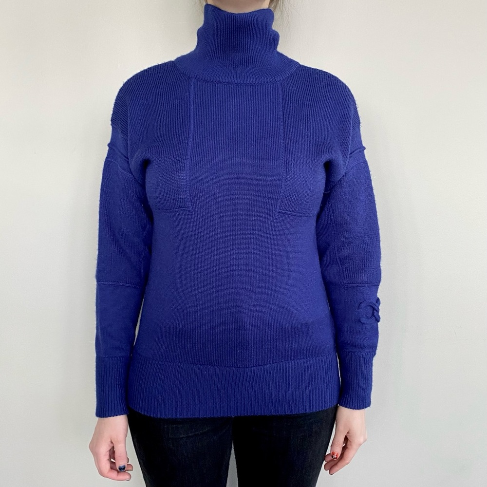 Authentic vintage Chanel wool & cashmere blend turtleneck sweater. 💙
